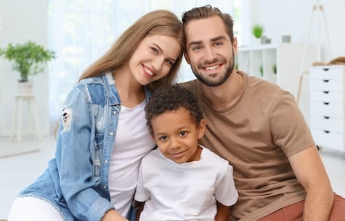 Il existe deux types d’adoption, simple ou plénière. Dans la majorité des cas, l’adoption simple correspond au projet du beau-père ou de la belle-mère qui souhaite établir un lien de filiation avec l’enfant de son conjoint. En effet, ce type d’adoption ne rompt pas le lien avec le parent d’origine. L’enfant ne change pas de nom mais peut ajouter celui de son parent adoptif à son nom d’origine. - Notaire Ville-d'Avray 92410 - Office Notarial Maître Delphine MARIE-SUTTER